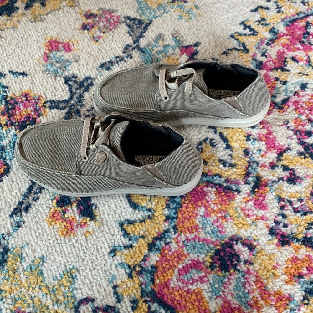 Boys sz little kid 2 Skechers slip ons
